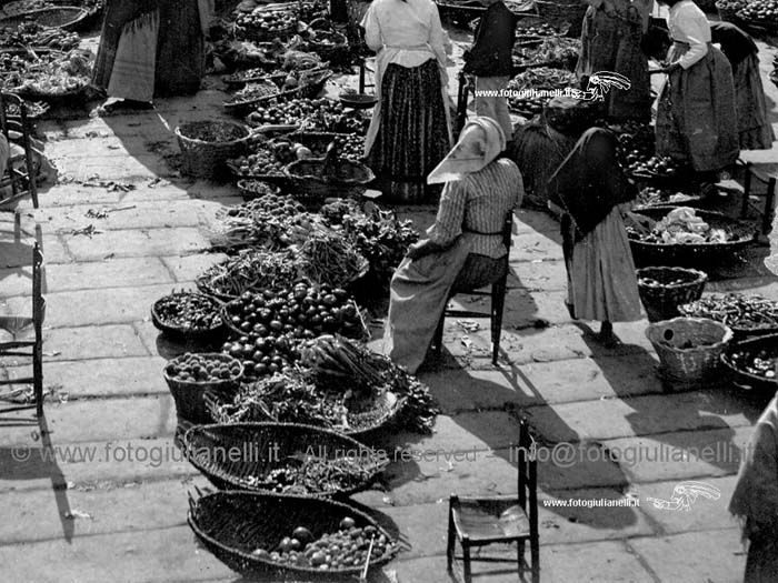 mercato piazza fontana grande