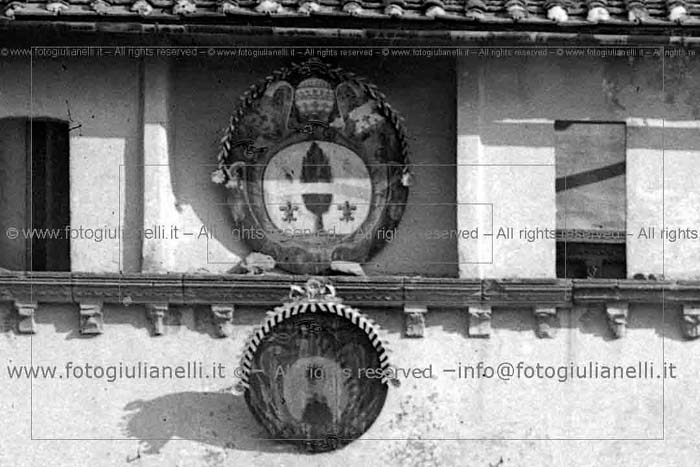 stemmi sul palazzo papale